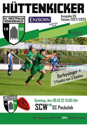 Mehrere Fußballspieler in Aktion auf einem Sportplatz während eines Spiels.