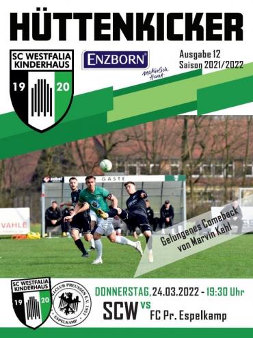 Zwei Fußballspieler auf einem Spielfeld während eines Spiels, eingebettet in einen Matchbericht mit Vereinslogos und Datum.