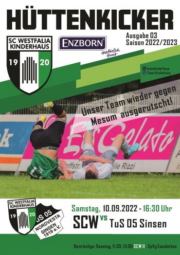 Plakat für ein Fußballspiel mit zwei Mannschaften, das Spieler in Aktion auf einem grünen Spielfeld zeigt.