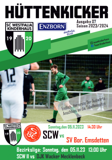Zwei Fußballspieler trainieren auf einem Rasenplatz; einer von SC Westfalia und der andere von Enzborn.