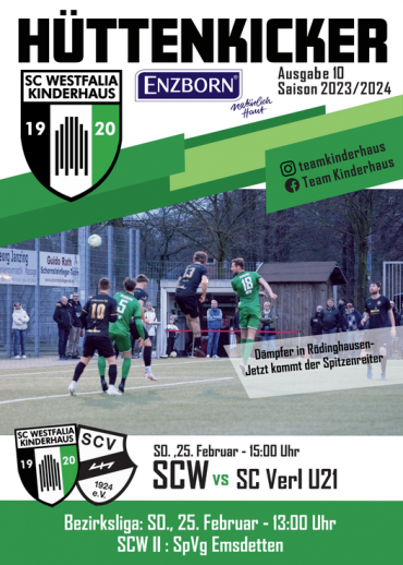 Ein Fußballspiel mit Spielern auf einem grünen Rasen vor dem Hintergrund eines Fußballmagazins.