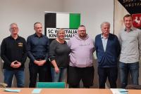 Eine Gruppe von acht Personen, bestehend aus Männern und Frauen, steht für ein Gruppenfoto bei einer Vereinsveranstaltung.