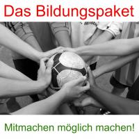 Mehrere Hände von Menschen, die koordiniert einen Fußball halten.