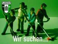 Eine Gruppe von Soldatenfiguren und Kinderfiguren vor einem Vereinswappen, die den Aufruf Wir suchen... zeigen.