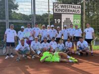 Eine sportliche Gruppe vor dem Vereinsnamen SC Westfalia Kinderhaus auf einem Tennisplatz.