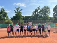 Eine Gruppe von Sportlern des SC Westfallia Kinderhaus steht auf einem Spielfeld.