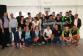 Eine große Gruppe von Kindern und Jugendlichen in Sportkleidung posiert für ein Gruppenfoto in einer Sporthalle.