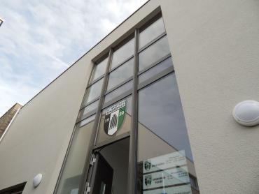 Die moderne Glasfassade eines Sportvereinsgebäudes mit dem Namen SC Westphalia Kinderhaus.