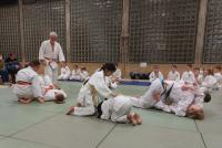 Eine Gruppe von Menschen, die in einem Dojo Kampfsport üben.