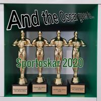 Vier goldfarbene Statuen von Sporttrophäen stehen unter der Aufschrift Sportoskar 2020.