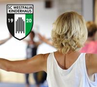 Eine Person mit blondem Haar von hinten in einer Sportumgebung, versehen mit einem Vereins-Logo des SC Westfalia Kinderhaus.