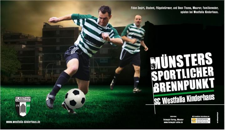 Drei Fußballspieler in unterschiedlichen Trikots sind in dynamischer Aktion auf einem Sportfeld zu sehen, wobei einer einen weißen Ball tritt.