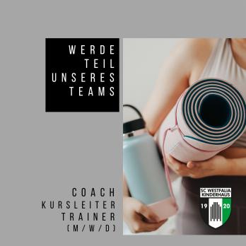 Eine Frau hält ein gerolltes Tuch vor einem Werbeplakat mit Stellenangeboten für Trainer und Coachs.