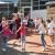 Eine Gruppe von Familien und Kindern versammelt sich bei einem festlichen Outdoor-Event.