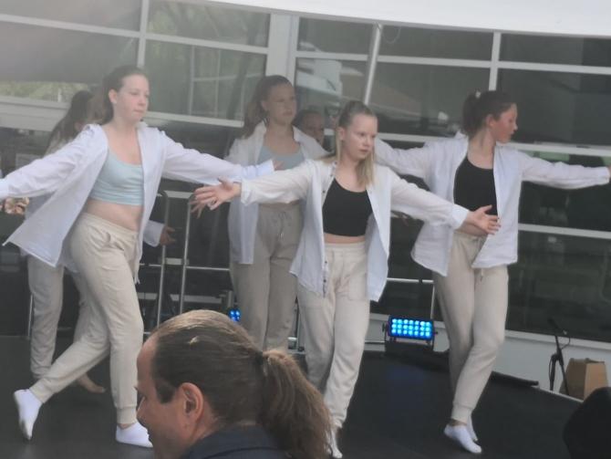 Eine Gruppe von Frauen steht auf einer Bühne und posiert für ein Foto.