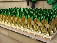 Eine große Sammlung von goldenen Trophäen, die akkurat in Reihen auf Stufen ausgestellt sind.