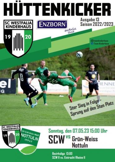 Ein Fußballspiel in Aktion mit mehreren Spielern auf einem grünen Rasenfeld.