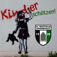 Wandgemälde mit der Botschaft Kinder schützen! Es zeigt eine stilisierte Zeichnung eines Mädchens mit einem Hund neben einem Wappen von SC Westfalia K