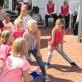 Eine große Gruppe von Kindern und Erwachsenen versammelt sich draußen bei einem Treffen.
