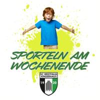 Ein junger Junge in einem blauen T-Shirt steht vor einem Werbeplakat für ein Sportevent.